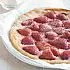 Zoete pizza met aardbeien en crème fraîche