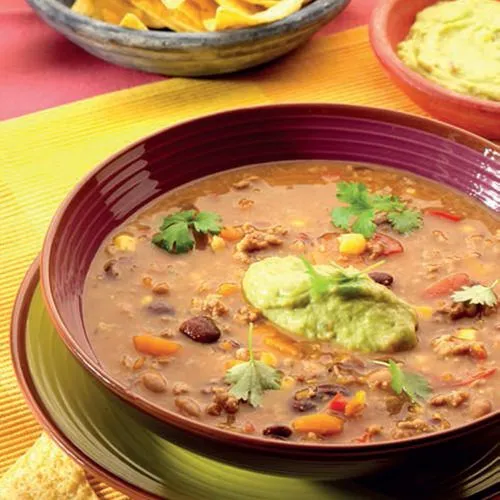 Mexicaanse bonensoep met tortillachips
