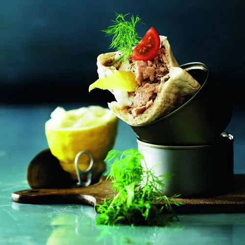Volkorenpita met tonijn en taugé