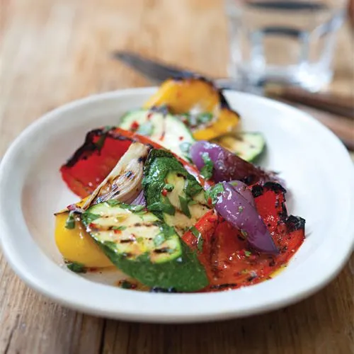 Geroosterde paprika en courgette met chilidressing