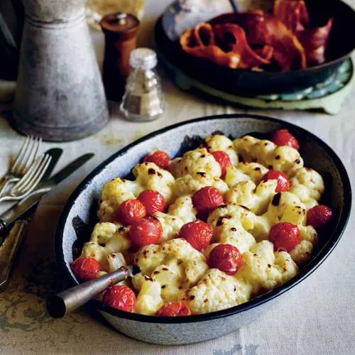 Bloemkoolgratin met kerstomaatjes en krokant spek