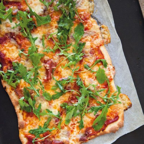 Pizza met prosciutto en bocconcini van Annabel Langbein recept