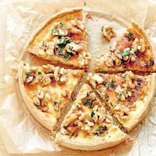 Hartige taart met roquefort, ui en walnoot