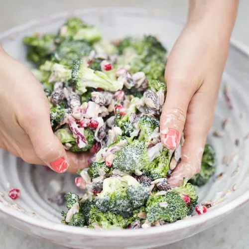 Broccolisalade met granaatappelpitjes en rozijnen