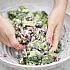 Broccolisalade met granaatappelpitjes en rozijnen