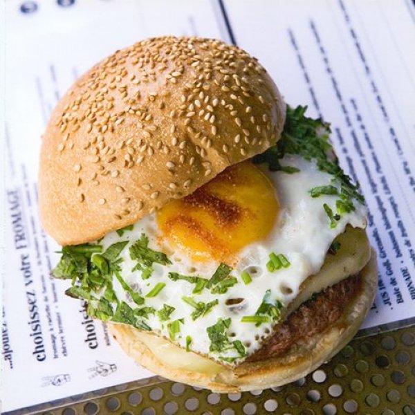 paus slaap Inhalen Hamburger met ei en 4 kruiden - recept - okoko recepten