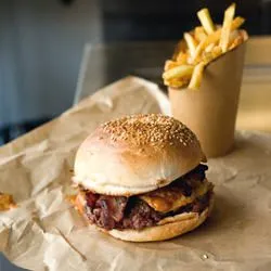 Tip: Cheeseburger met bacon en cheddar