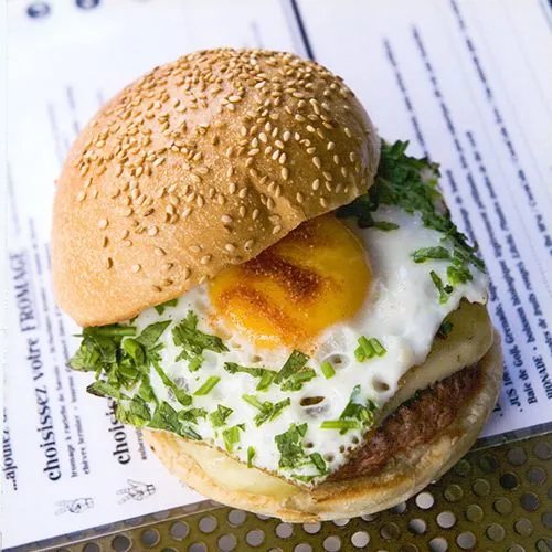 Hamburger met ei en 4 kruiden