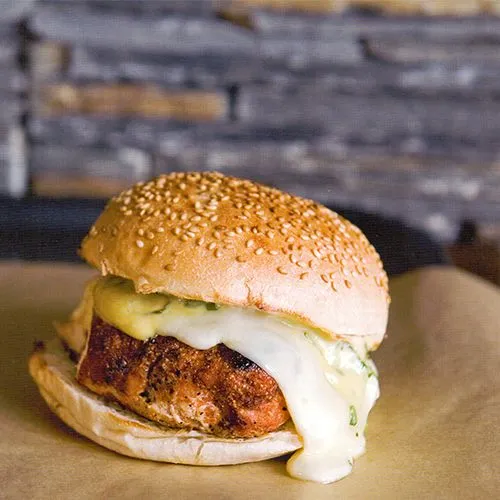 Kipburger met saint-nectaire en paprikapoeder