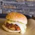 Kipburger met saint-nectaire en paprikapoeder