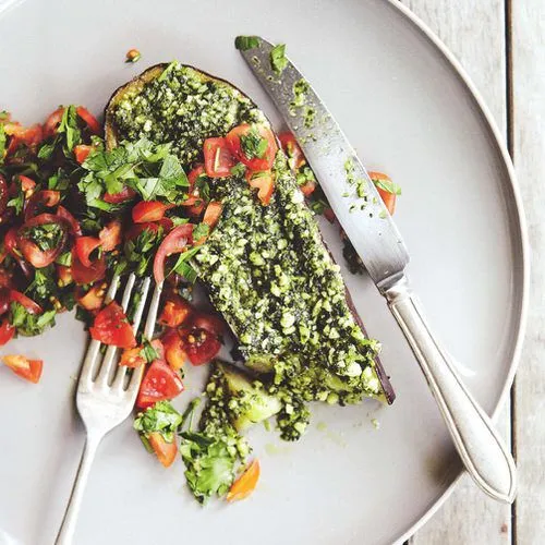 Aubergine met cashewnotenpesto en tomatentabouleh