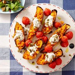 Tip: Gepofte zoete aardappel en pruimtomaatjes met spekjesroom