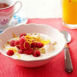 Tip: Hangop met sinaasappel en frambozen