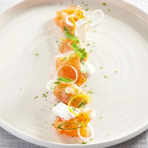 Carpaccio van zalm met geitenkaas en sinaasappelvinaigrette