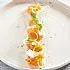 Carpaccio van zalm met geitenkaas en sinaasappelvinaigrette