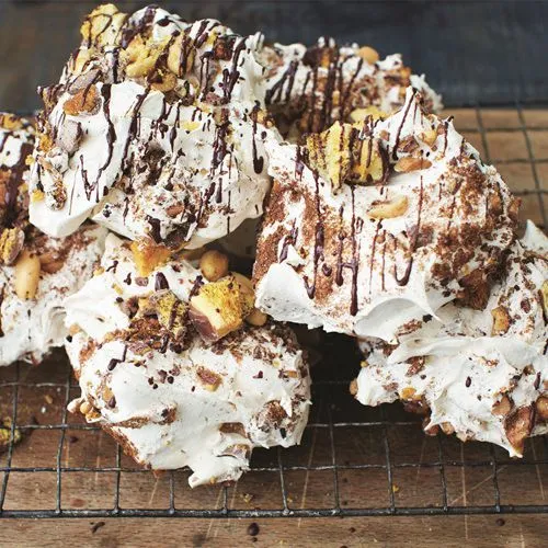 Meringues met gezouten pinda's, honeycomb en chocolade