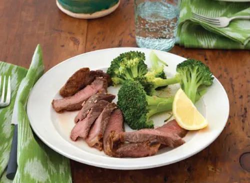Gegrilde steak met broccoli
