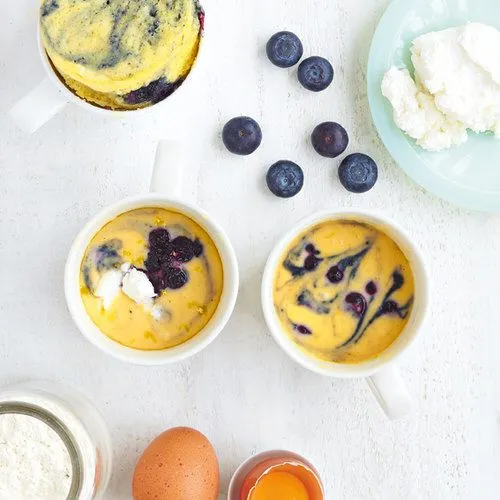 Mug cake blauwe bessen-ricotta