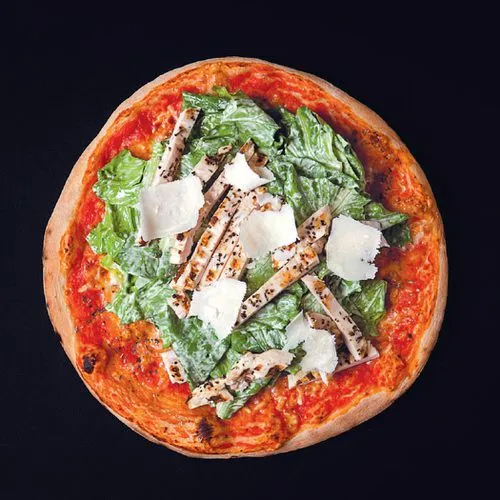 Pizza met Caesar salade