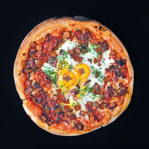 Pizza met gerookt spek, gebakken aardappelen en ei