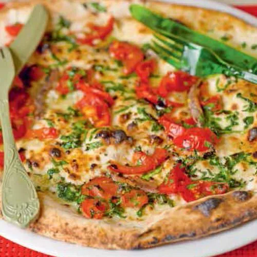 Pizza met knoflook, olijfolie, peterselie en ansjovis