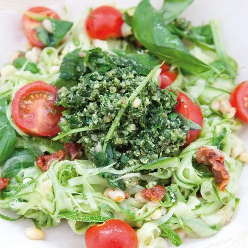 Courgette salade met tomaat en waterkerspesto