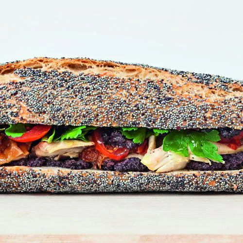 Baguette sandwich met kip, tomaat en tapenade