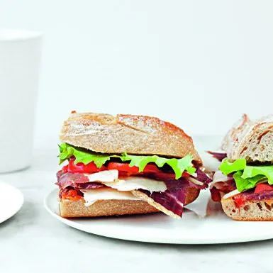 Baguette sandwich met rauwe ham, paprika en tomaat