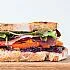 Landbrood sandwich met rauwe ham, druiven en muskaatpompoen