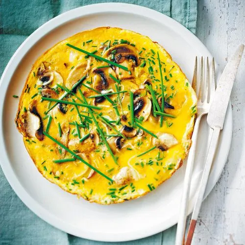 Omelet met champignons, gruyère en bieslook