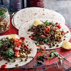 Tip: Lamstaco's met relish van linzen en maïs