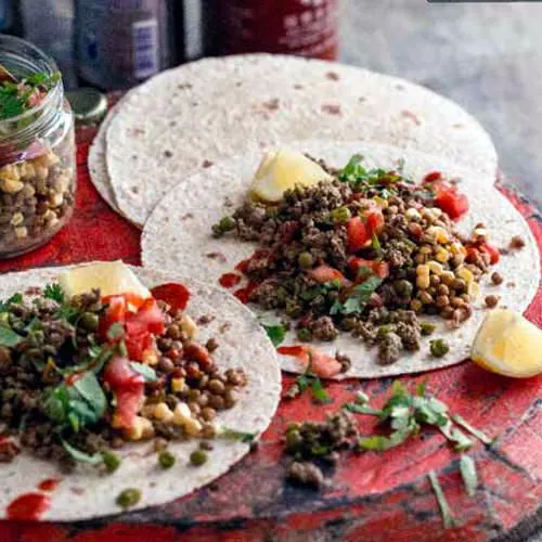 Lamstaco's met relish van linzen en maïs