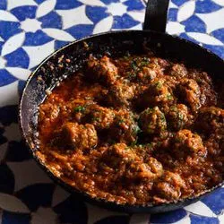 Tip: Tajine van gehaktballetjes met tomatensaus en eieren