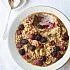 Gebakken havermoutpap met rood fruit en kokos