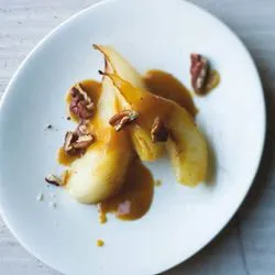 Tip: Gebakken peren met gezouten karamel en pecannoten