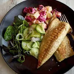 Tip: Gegrilde makreel met komkommer en bietjes-aardappelsalade