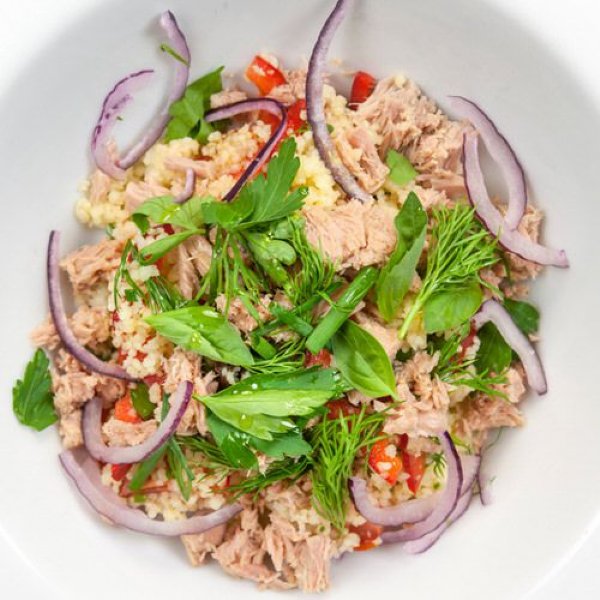 Couscous salade met witte tonijn en groene kruiden recept okoko
