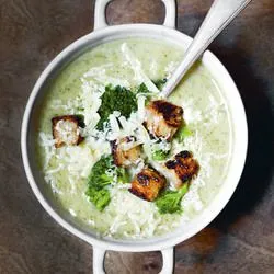 Tip: Broccolisoep met bier, kaas en croutons