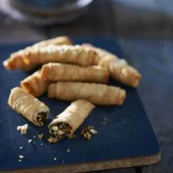 Tip: Deegsigaren gevuld met feta en peterselie (sigaren-börek)