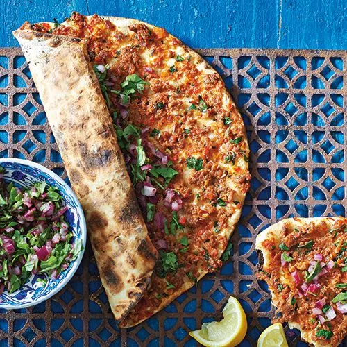 Turkse pizza belegd met pittig lamsgehakt (lahmacun)