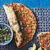Turkse pizza belegd met pittig lamsgehakt (lahmacun)
