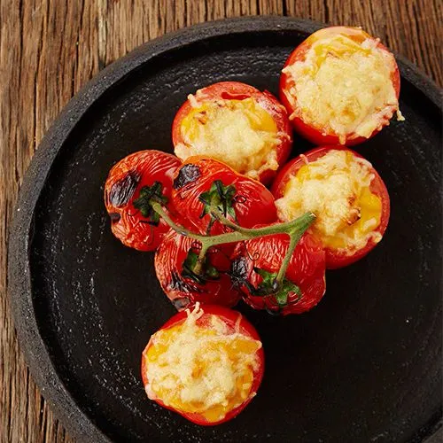 Gevulde tomaten met zoete aardappelpuree van de barbecue