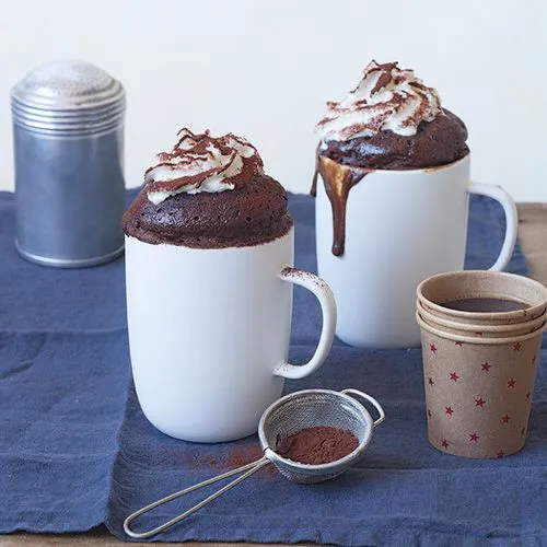 Chocolade mug cake cappuccino met slagroom