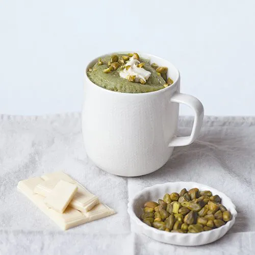 Mug cake met pistachenoten en witte chocolade