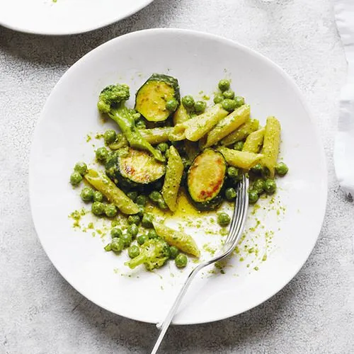 Penne met pesto, courgette en broccoli