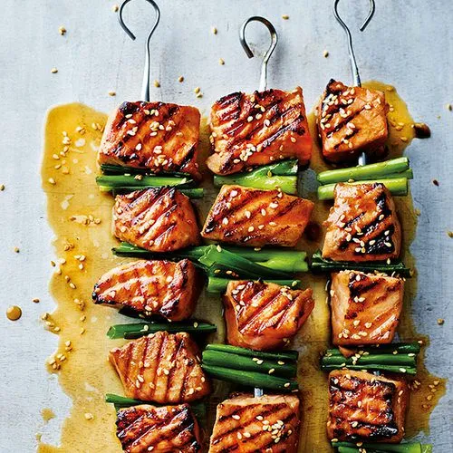 Zalmspiesjes met lente-ui en wasabi