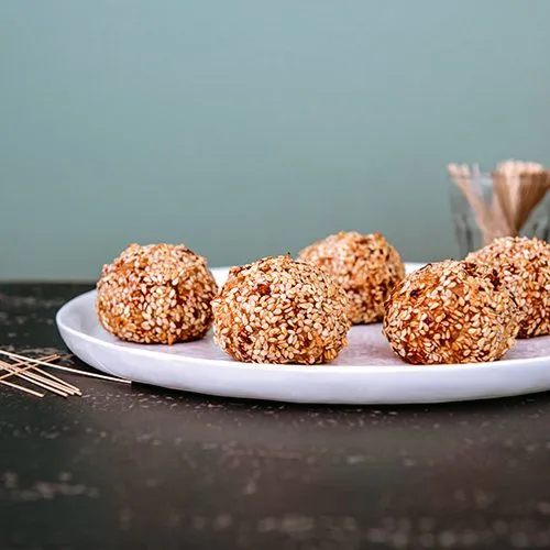 Tonijn-gehaktballetjes met sesam en sojasaus