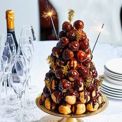 Tip: Profiteroles taart met chocoladesaus