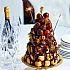Profiteroles taart met chocoladesaus