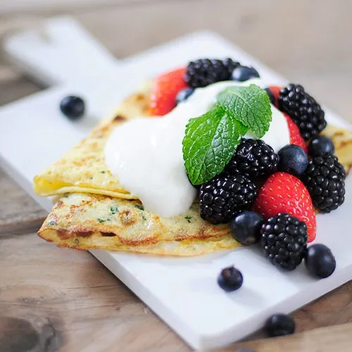 Omelet met rood fruit